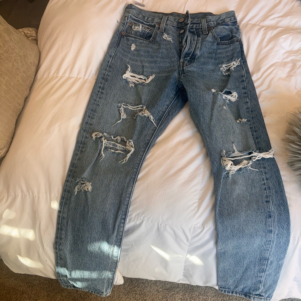 Distressed Levis Size 25